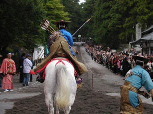 三つの的を目指す武士