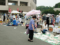 手づくりの雑貨を見る来場者