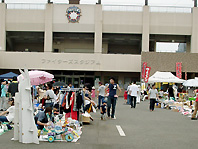 球場前フリーマーケット会場