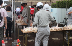 自衛隊による炊き出しの実演(2)