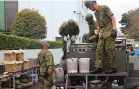 自衛隊による炊き出しの実演(3)