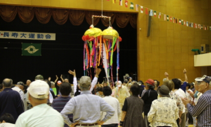 鈴が割れて中から”長寿運動会”の垂れ幕が！