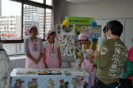 食生活改善を指導するヘルスメイト