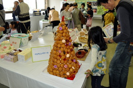 大きなお菓子のウエディングケーキ