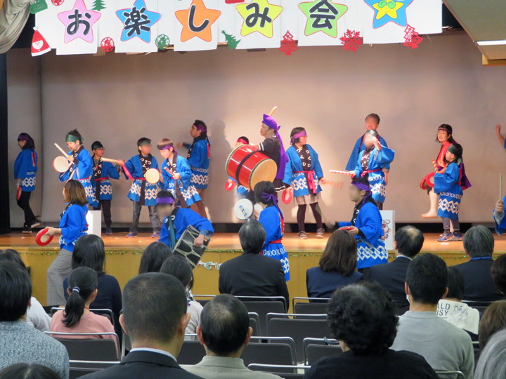 沖縄民謡のエイサーを踊る子供たち
