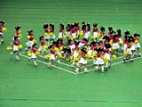幼年消防クラブ女子園児たちのリボンダンス