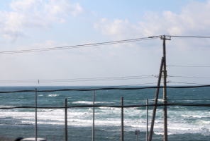 日本海の荒波が打ち寄せています