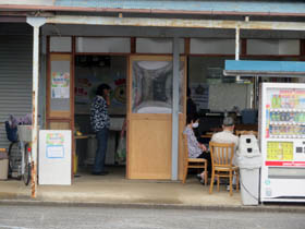 野菜カフェで集う高齢者の方