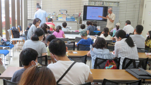 電子回路の作り方を学ぶ親子