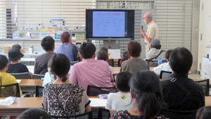 電子回路の説明をする講師